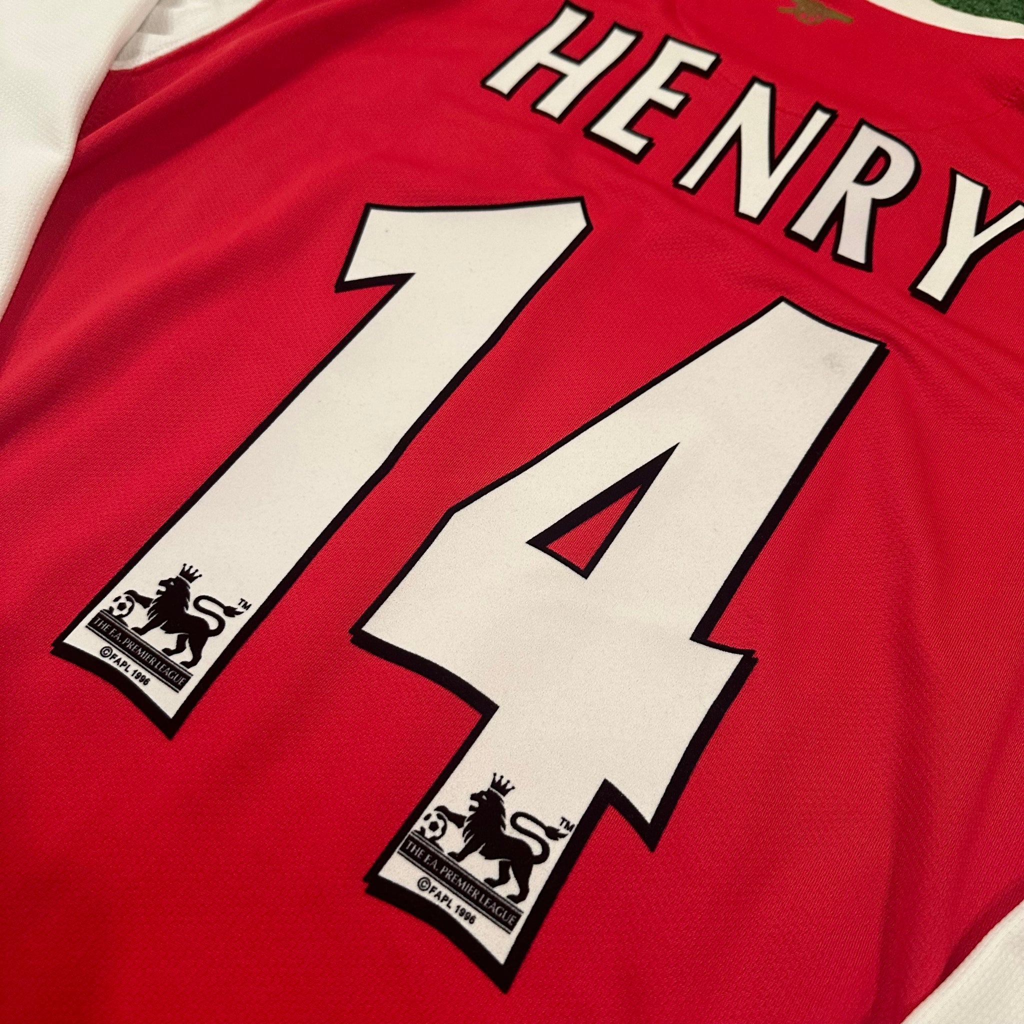 Vintage Nike Arsenal #14 Henry 2006/07 Home Football Kit (M)