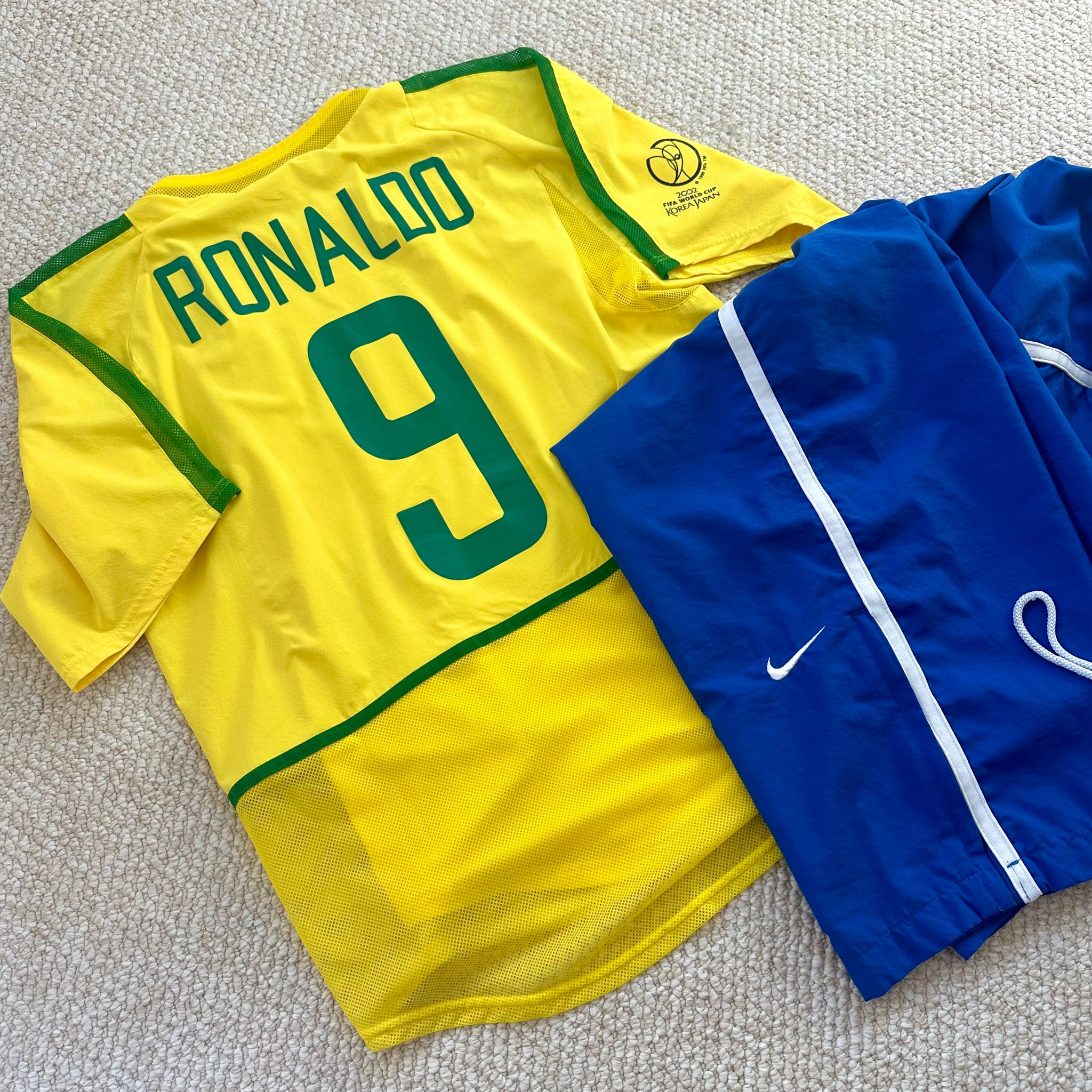 Vintage Nike #7 Ronaldinho 2000 Away Football Kit (L)