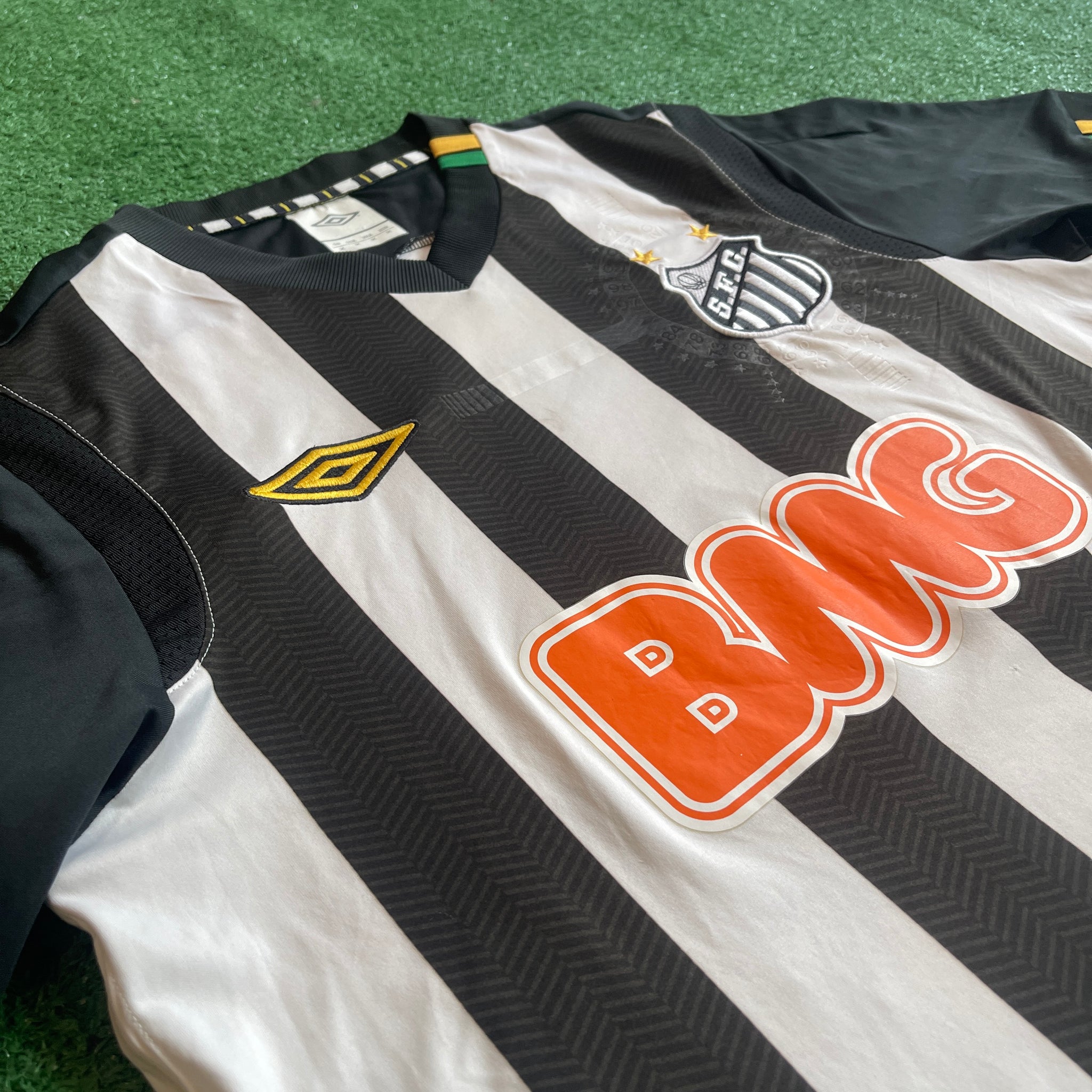 Umbro Santos #11 Neymar 2011 Cup Football Kit (M)