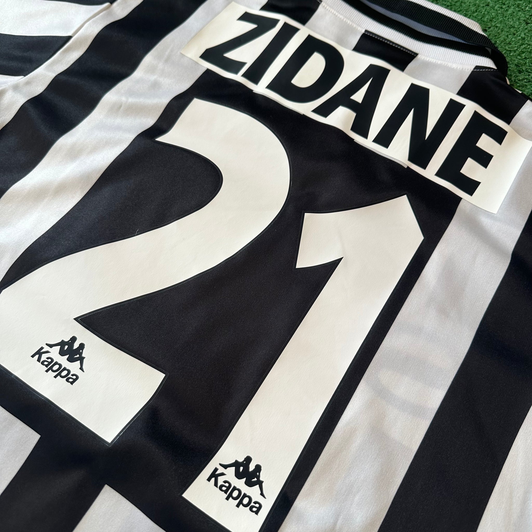 Vintage Kappa Juventus #21 Zidane 1995/1996 Home Football Kit (L)