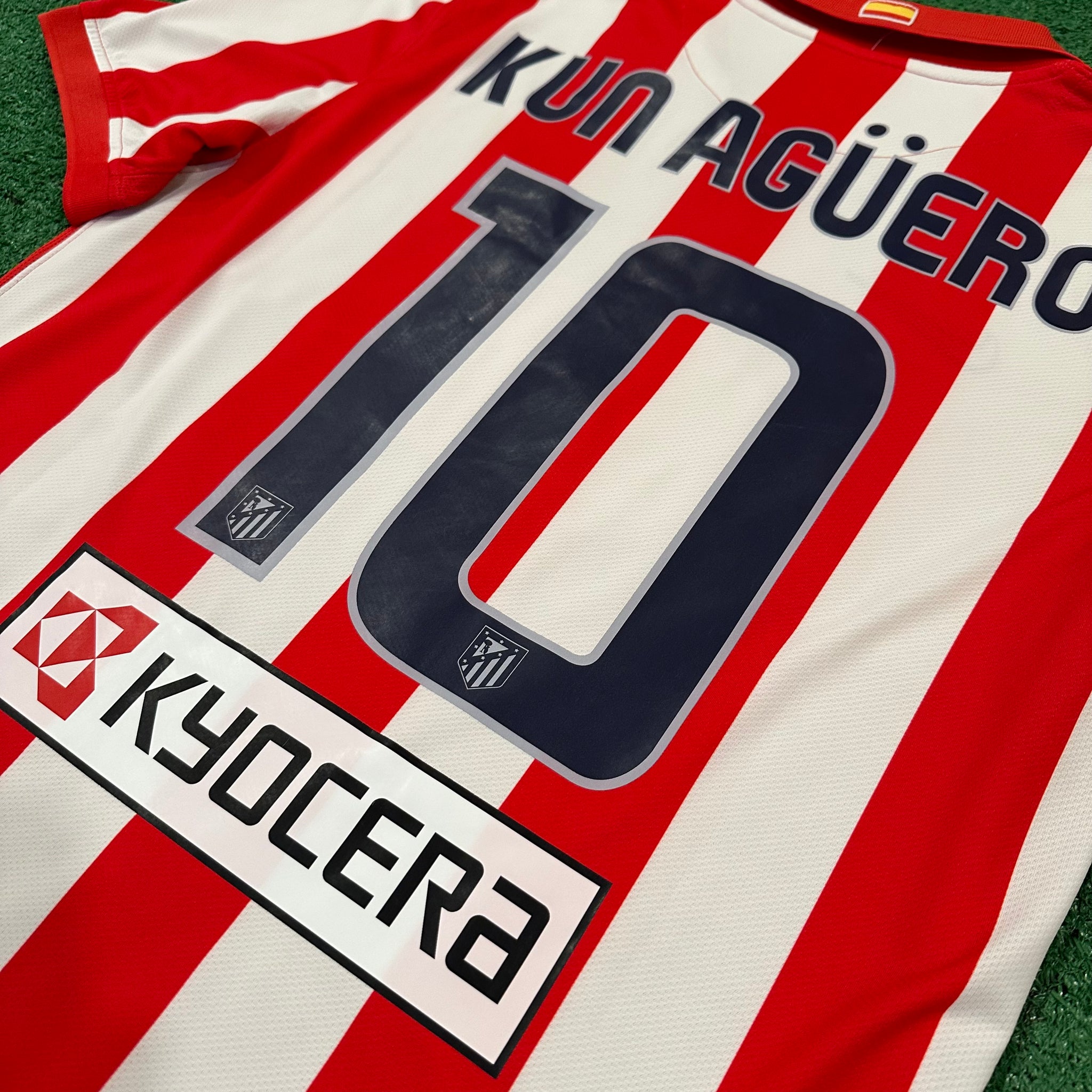 Vintage Nike Atletico Madrid #10 Kun Aguero 2009/10 Home Football Kit (M)