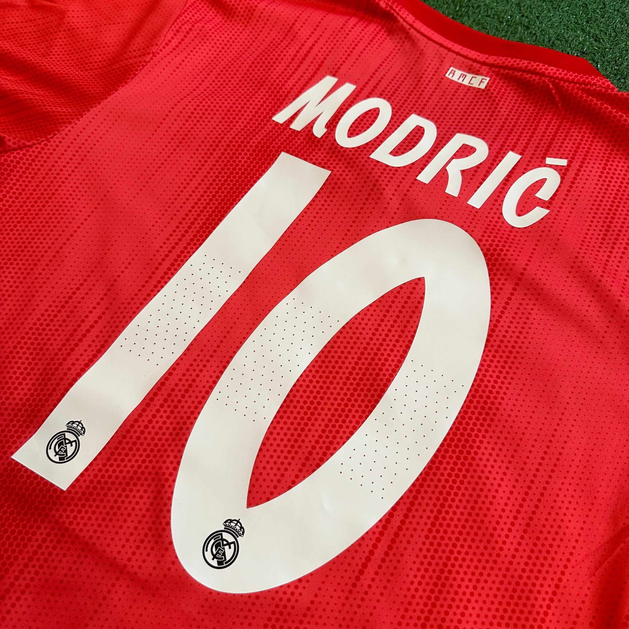 Adidas Real Madrid #10 Modric 2018/19 Third Football Kit (XL)