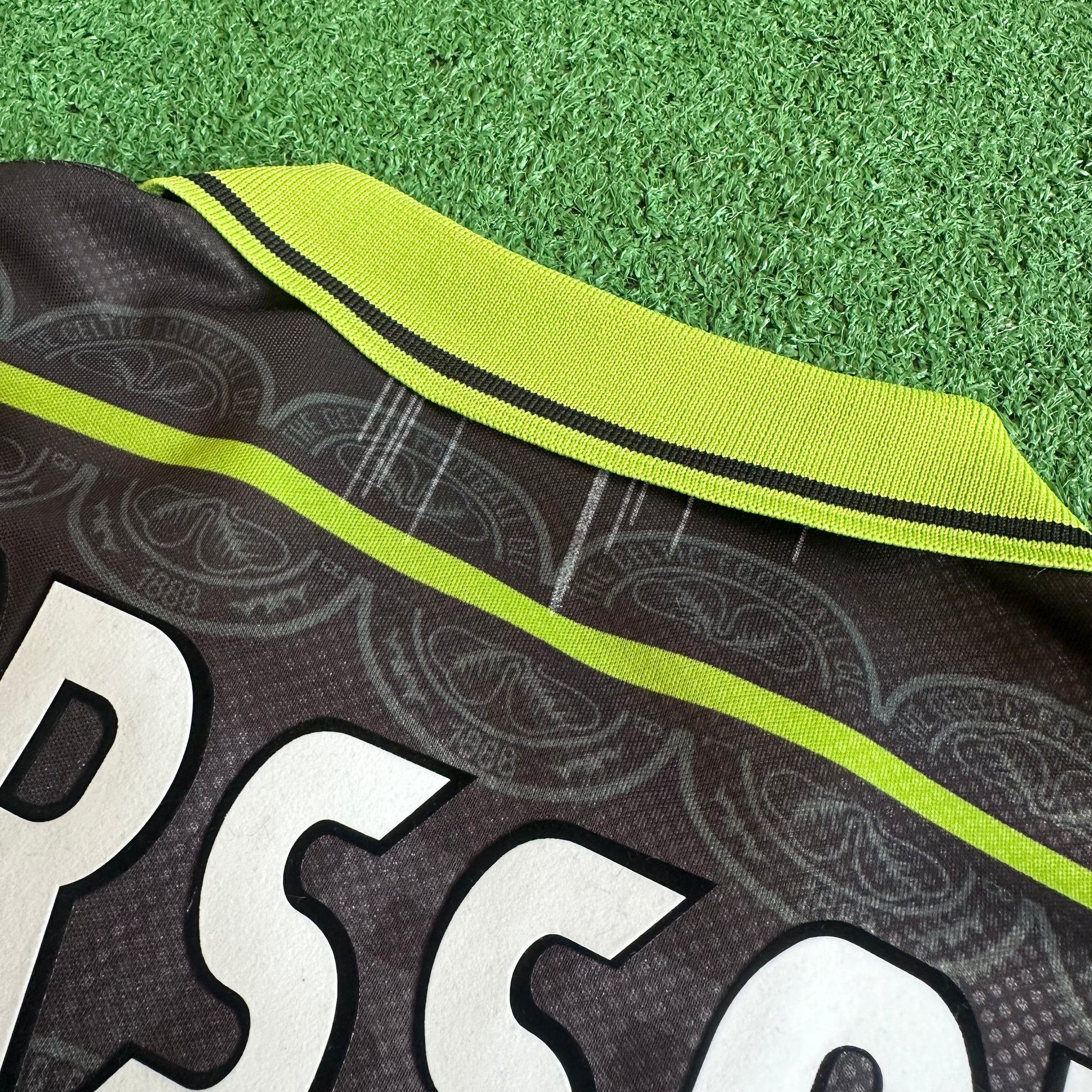 Vintage Umbro Celtic FC #7 Larsson 1998/99 Away Football Kit (L)