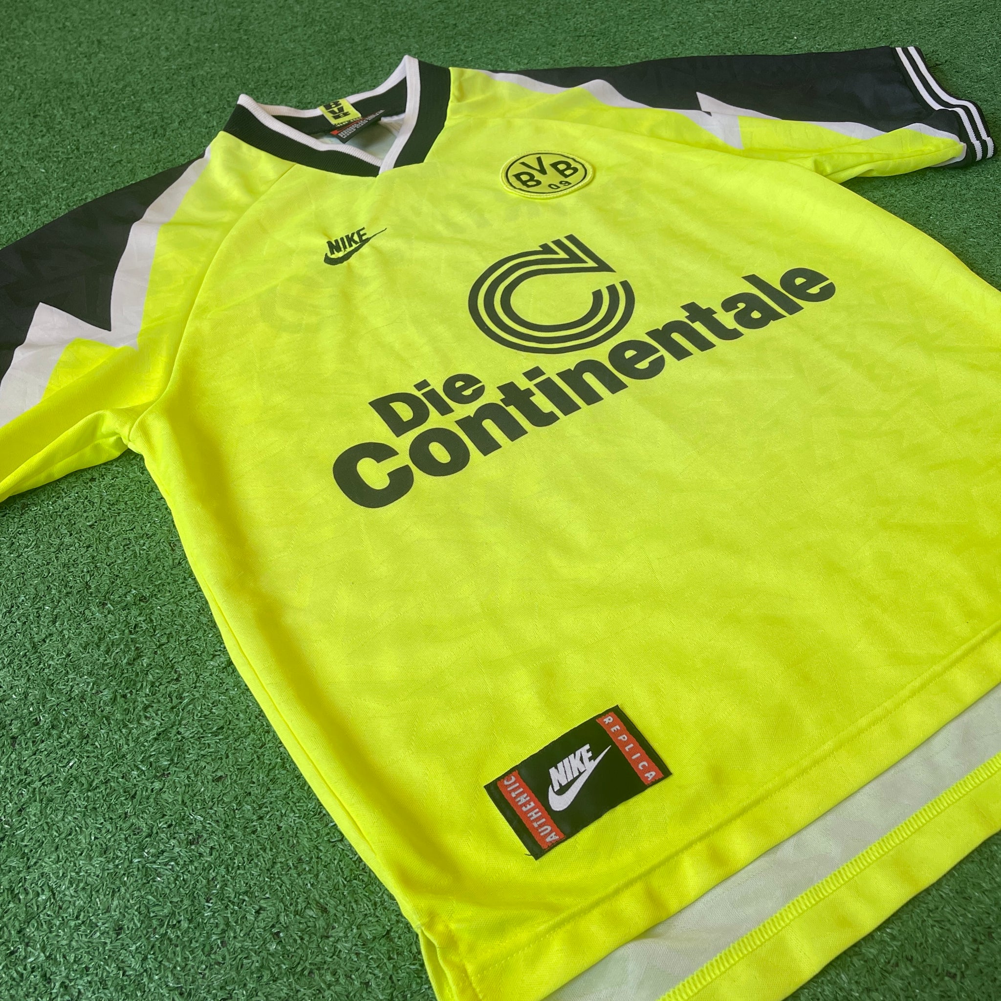 Vintage Nike Borussia Dortmund #9 Chapuisat 1995/96 Home Football Kit (M)