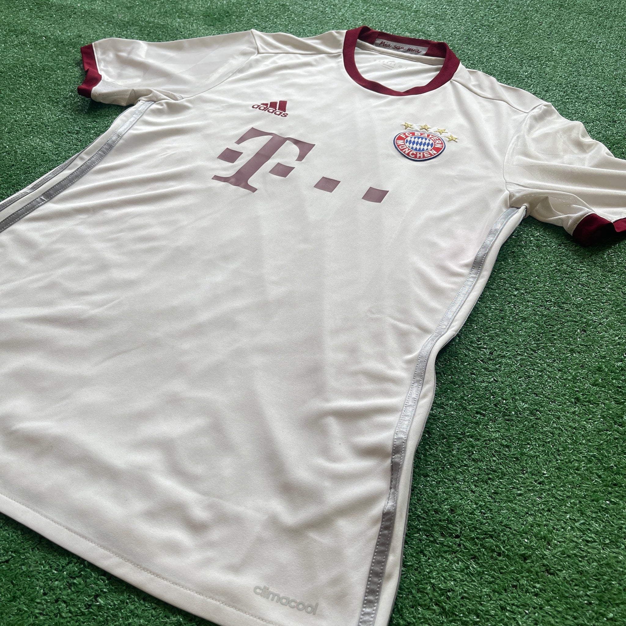 Adidas FC Bayern Munich 2016/17 Third Football Kit (M)