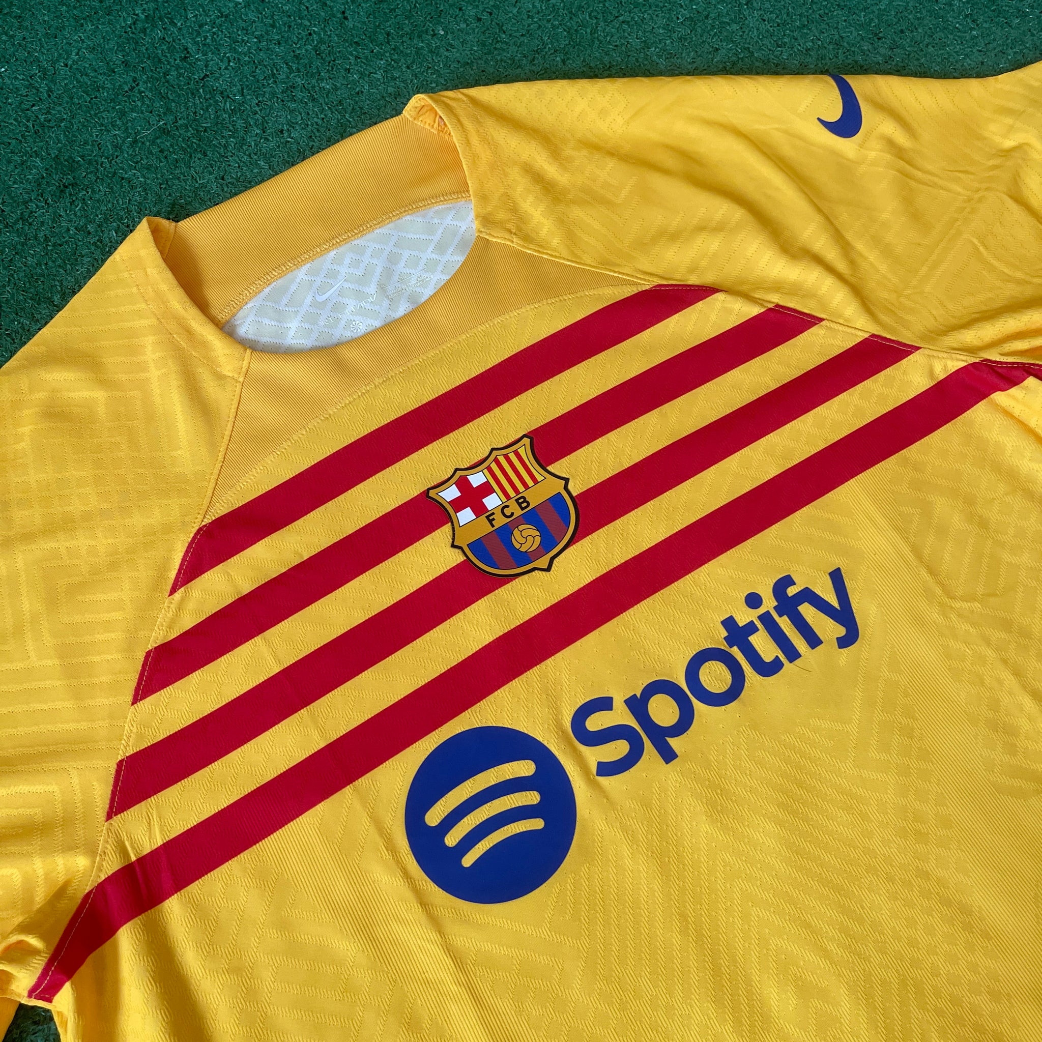 Nike FC Barcelona #27 Lamine Yamal 2023/24 Fourth Player Issue Football Kit (XL)