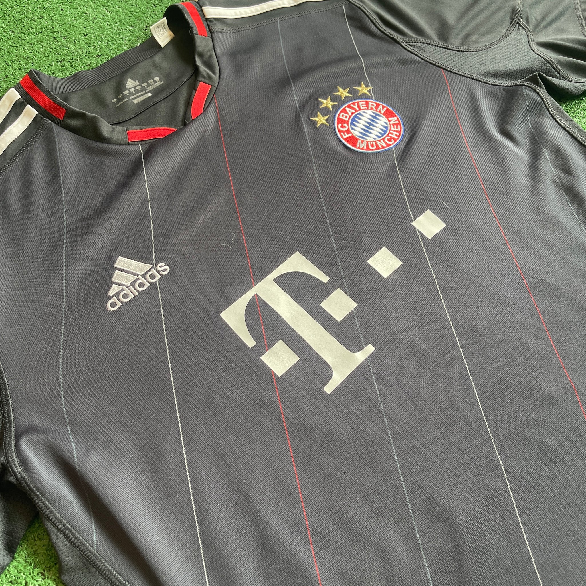 Adidas FC Bayern Munich 2010/11 Third Football Kit (L)