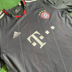 Adidas FC Bayern Munich 2010/11 Third Football Kit (L)