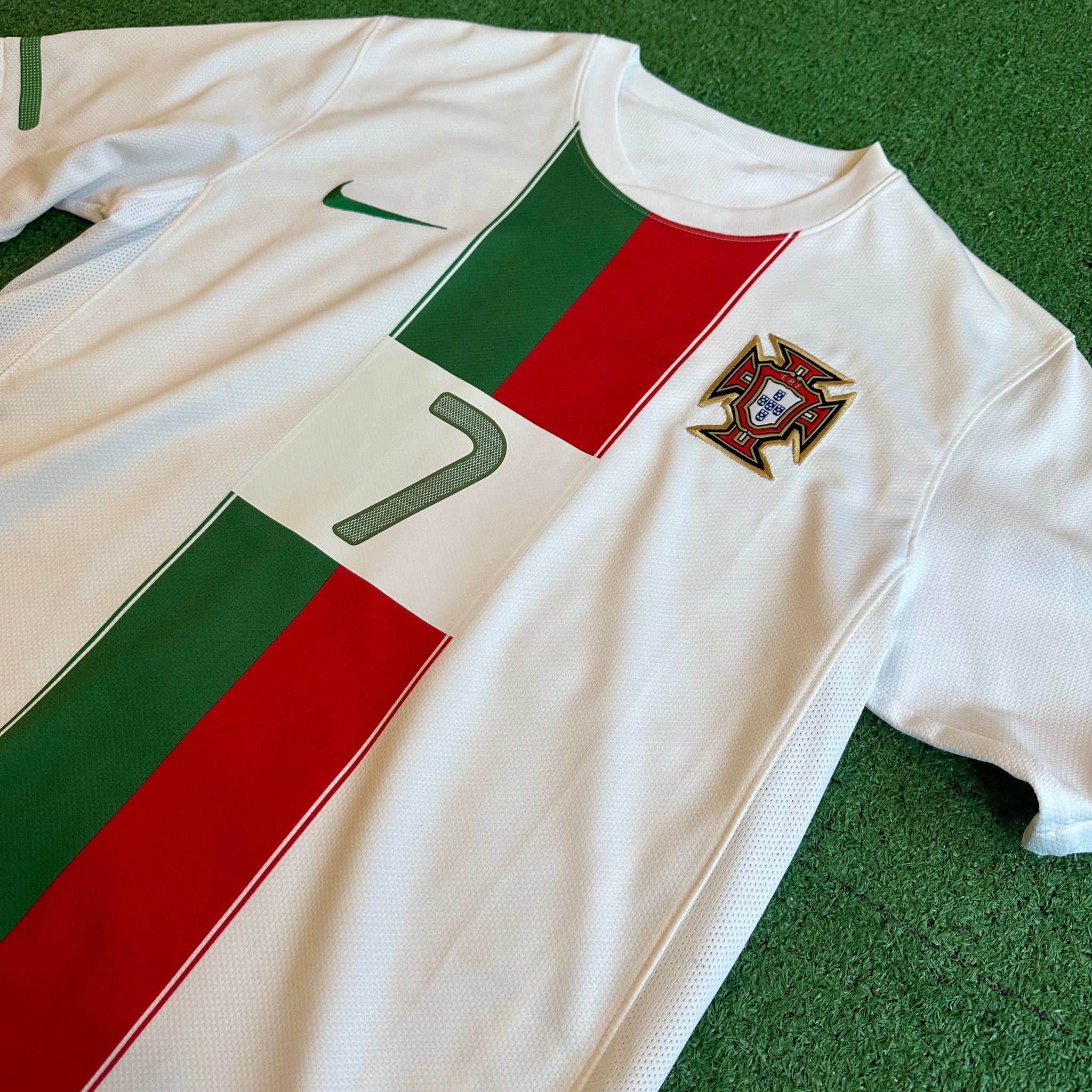 Vintage Nike Portugal #7 Ronaldo 2010 Away Football Kit (M)