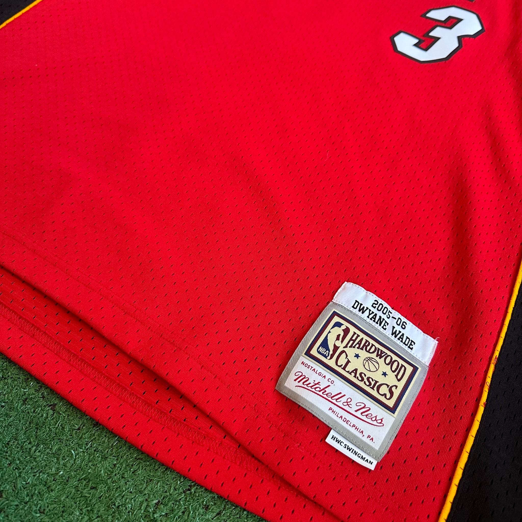 Mitchell and Ness Miami Heat #3 Wade 2005/06 NBA Swingman Jersey (XL)