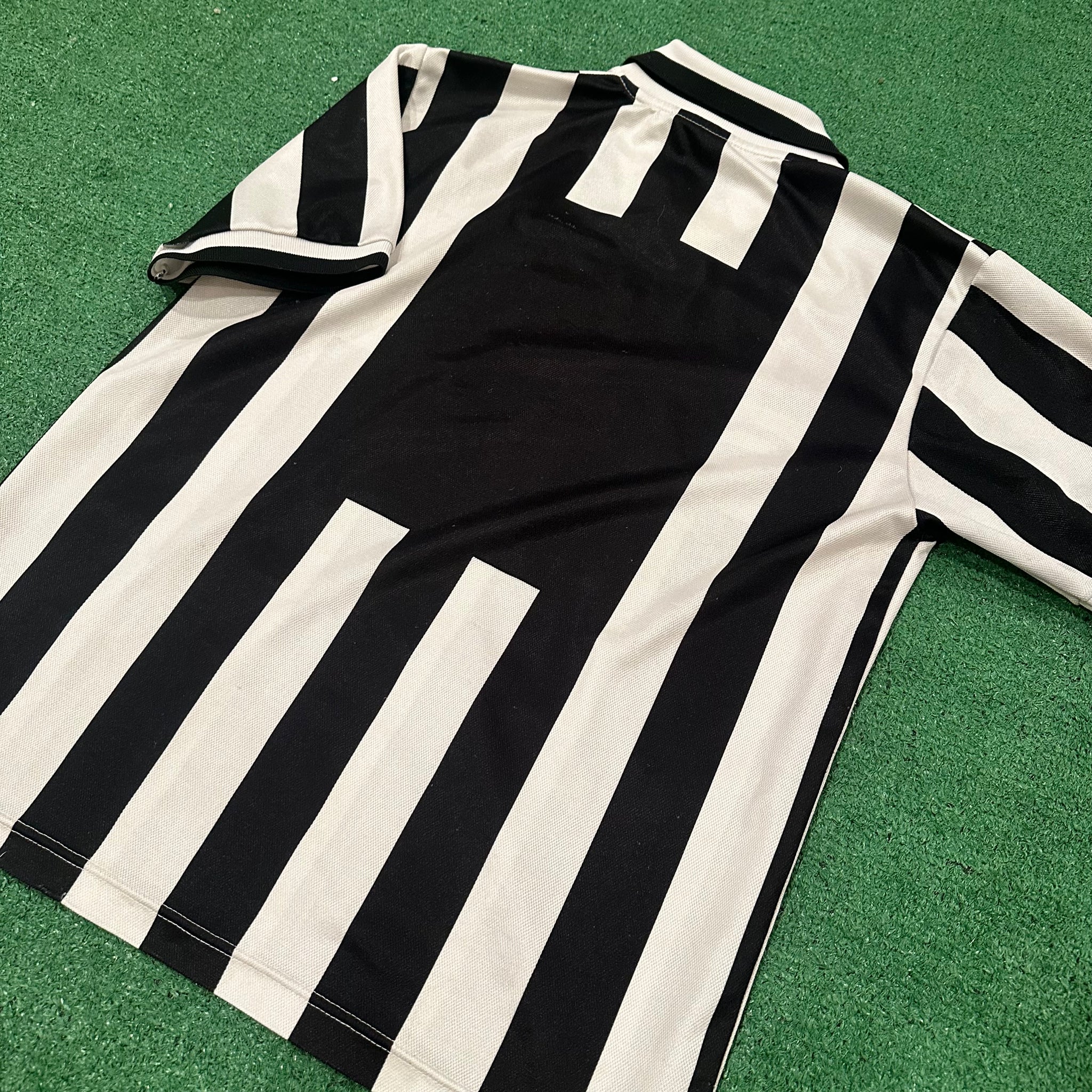 Vintage Kappa Juventus FC 1995/96 Home Football Shirt (M)