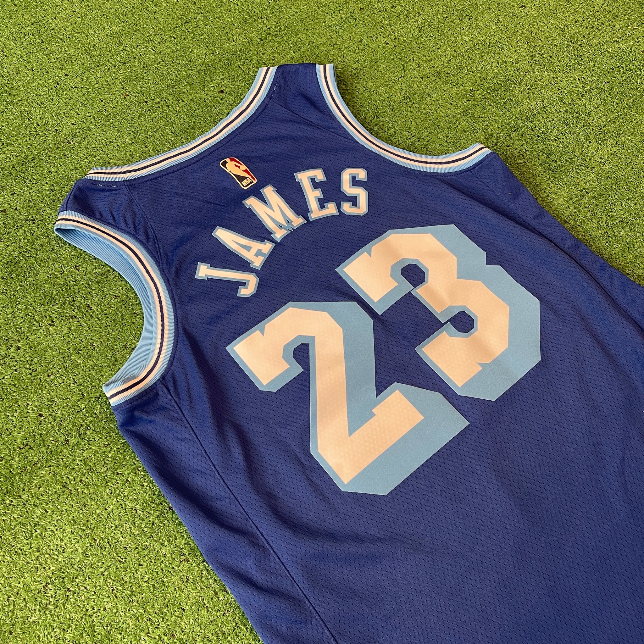 Nike LA Lakers City Edition Lebron James NBA Swingman Jersey CN1027-404 (M)