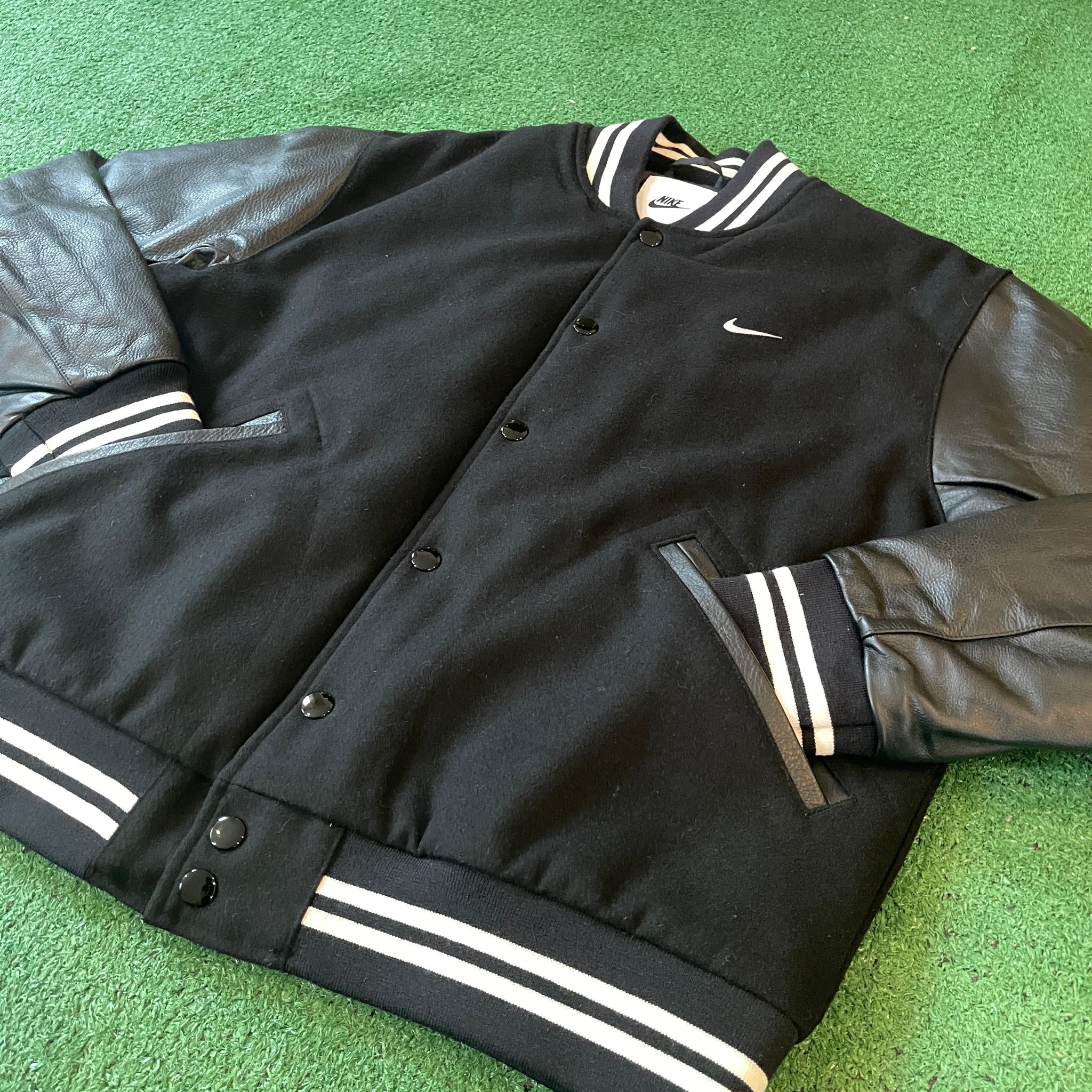 Nike Authentics Varsity Bomber Jacket Black Leather FD7845-010 (M)