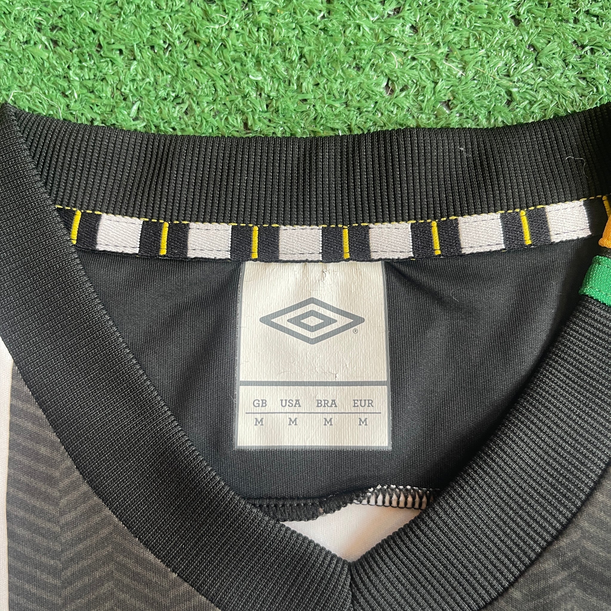 Umbro Santos #11 Neymar 2011 Cup Football Kit (M)