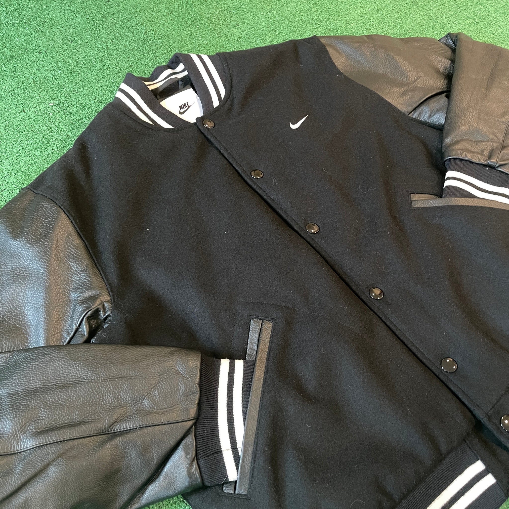 Nike Authentics Varsity Bomber Jacket Black Leather FD7845-010 (M)