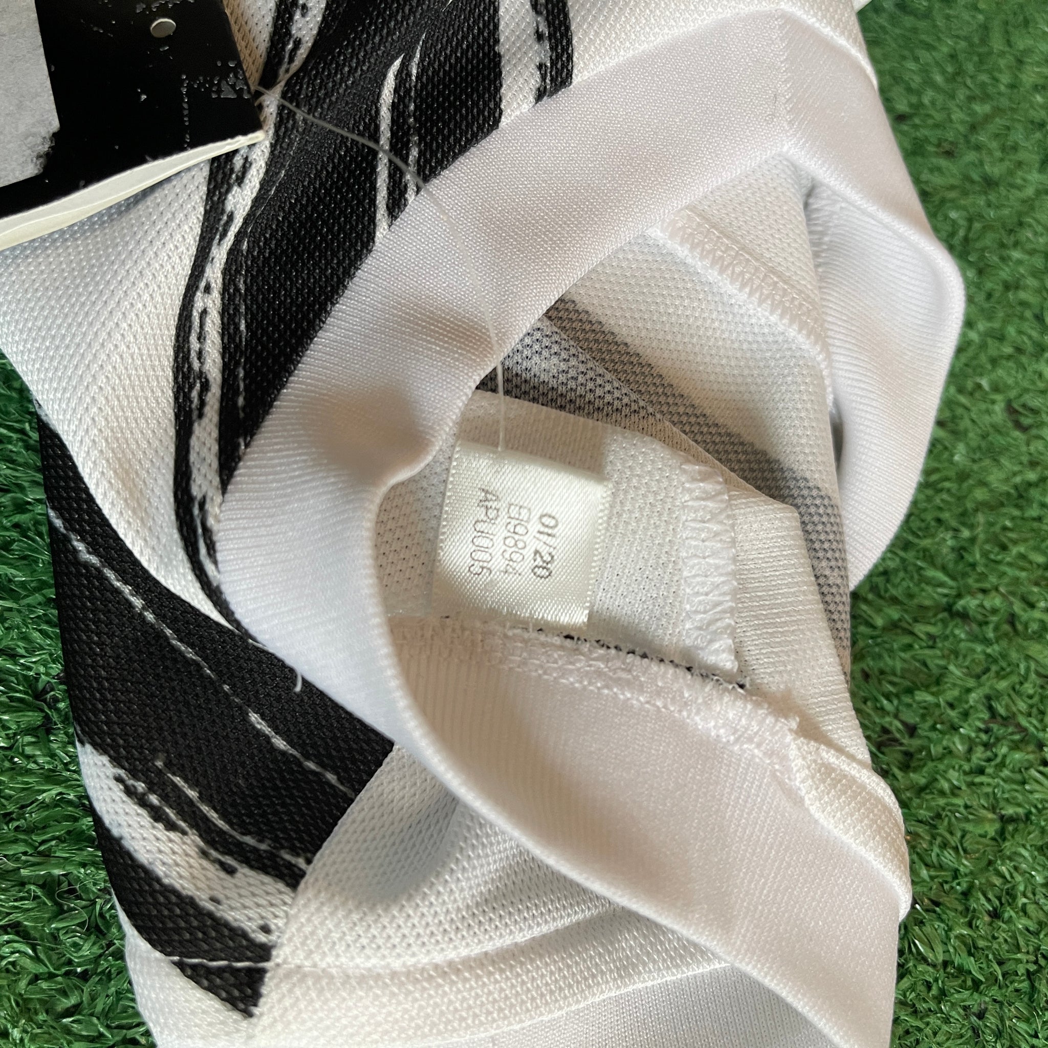 Adidas Juventus FC #22 Chiesa 2020/21 Home Football Kit (S)