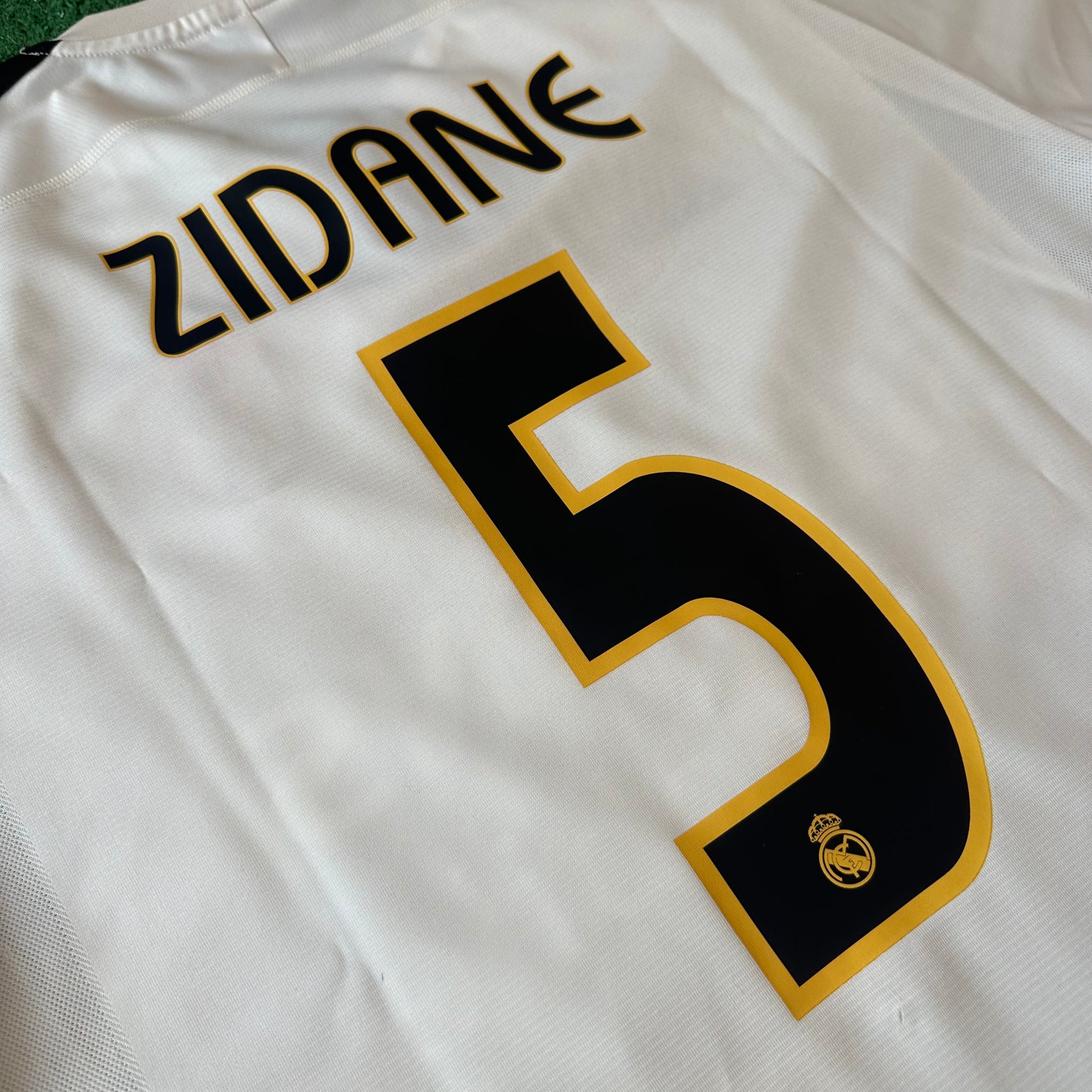 Vintage Real Madrid #5 Zidane 2003/2004 Home Football Kit (M)