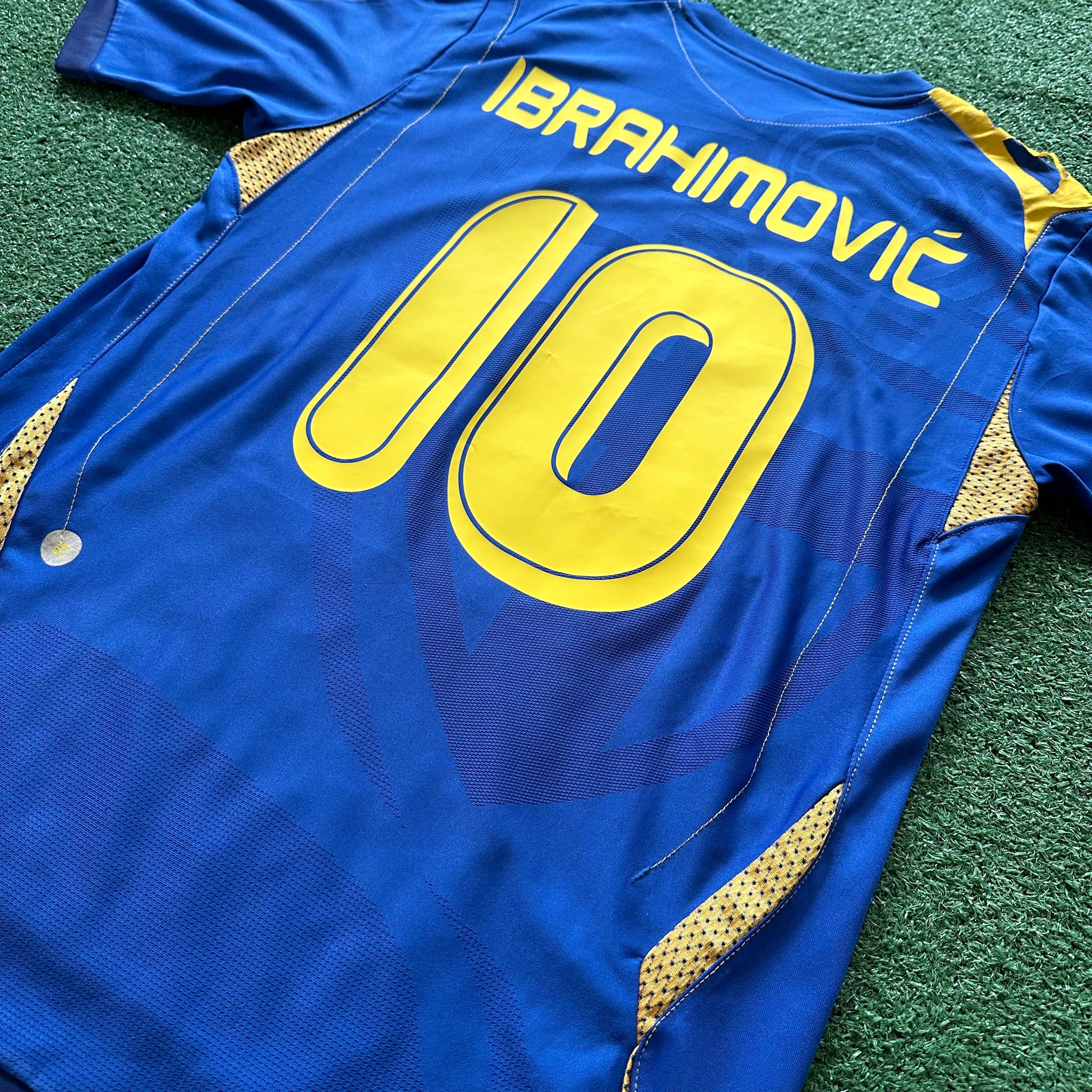 Vintage Umbro Sweden #10 Ibrahimovic 2006 Away Soccer Jersey (L)