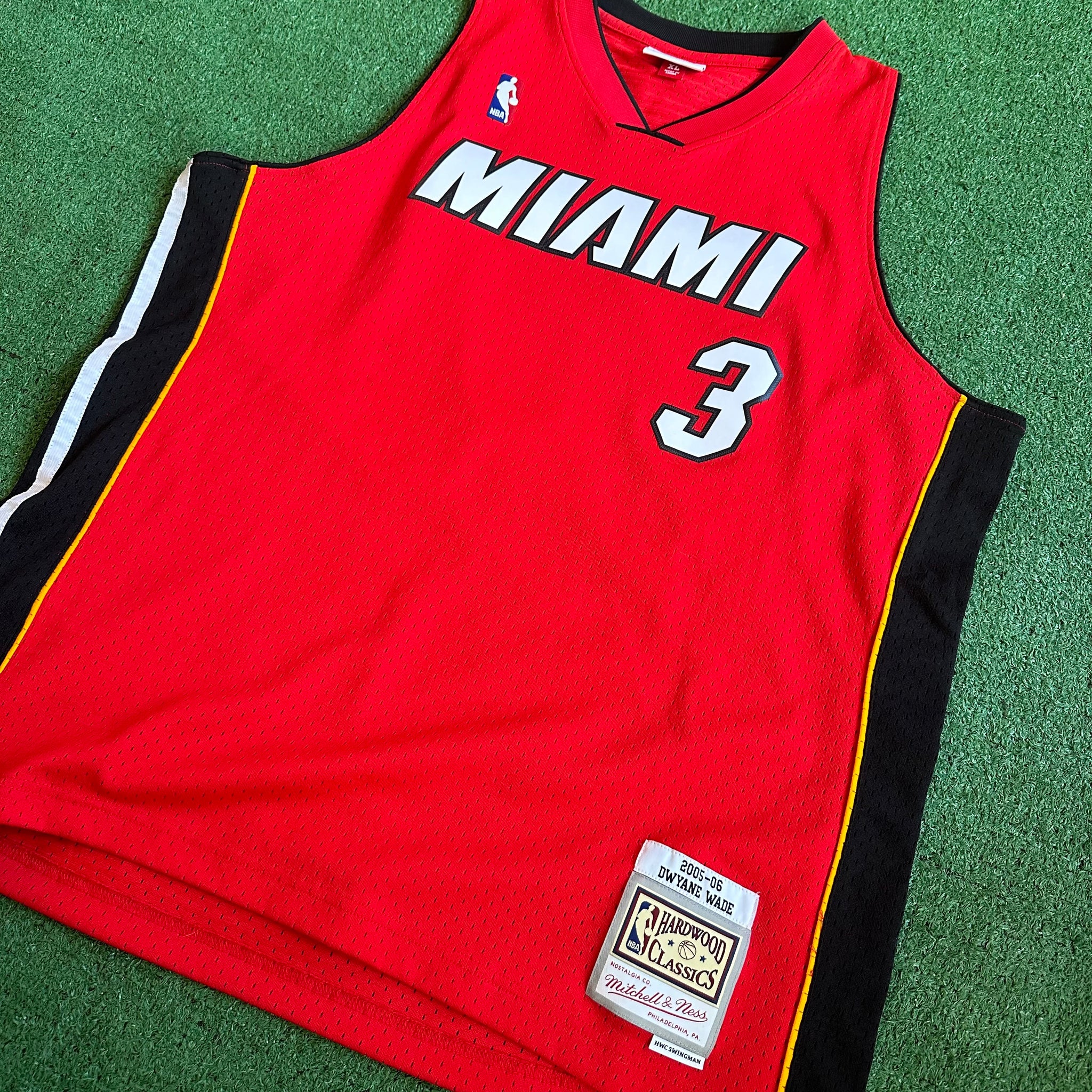 Mitchell and Ness Miami Heat #3 Wade 2005/06 NBA Swingman Jersey (XL)