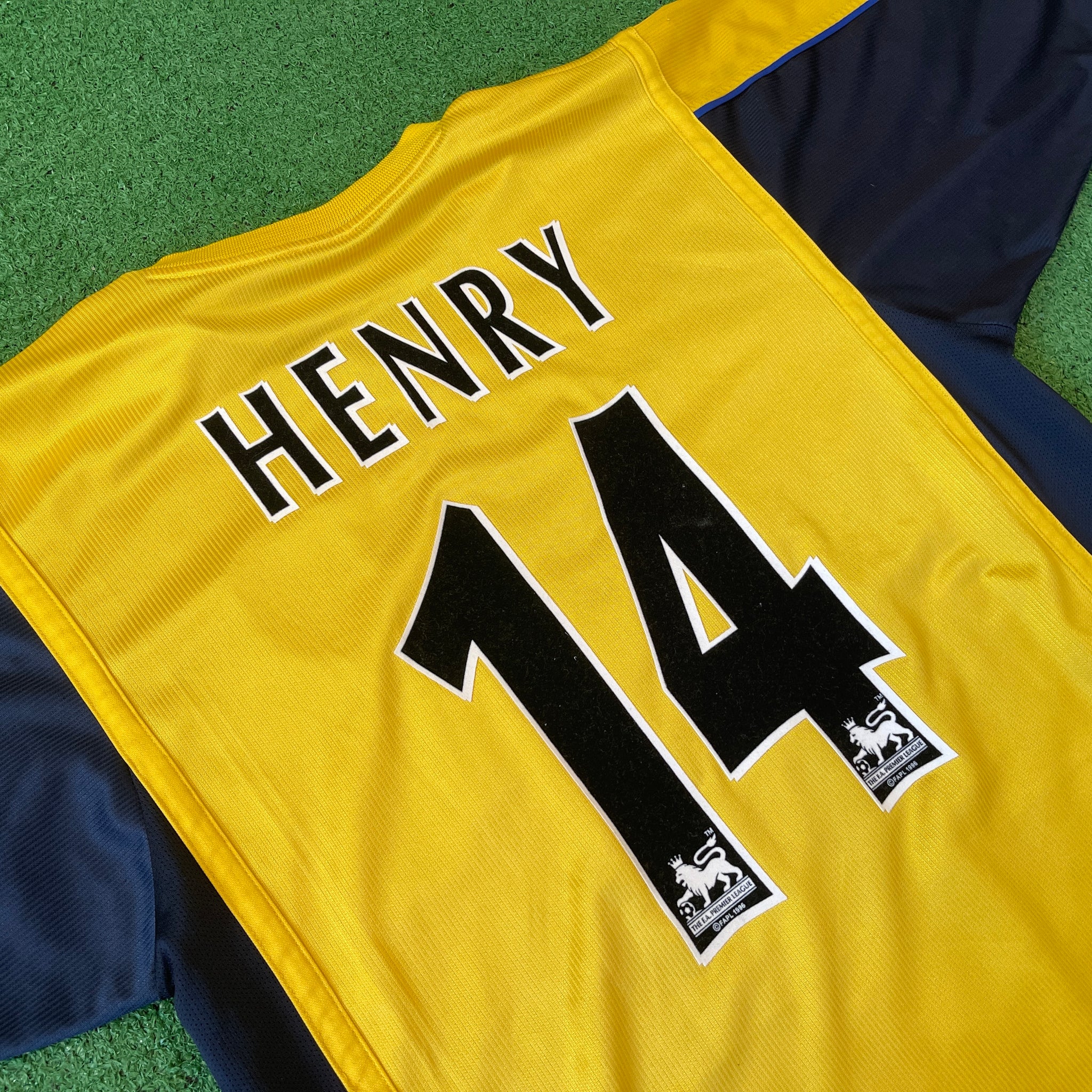 Vintage Nike Arsenal FC #14 Henry 1999/01 Away Football Kit (XL)