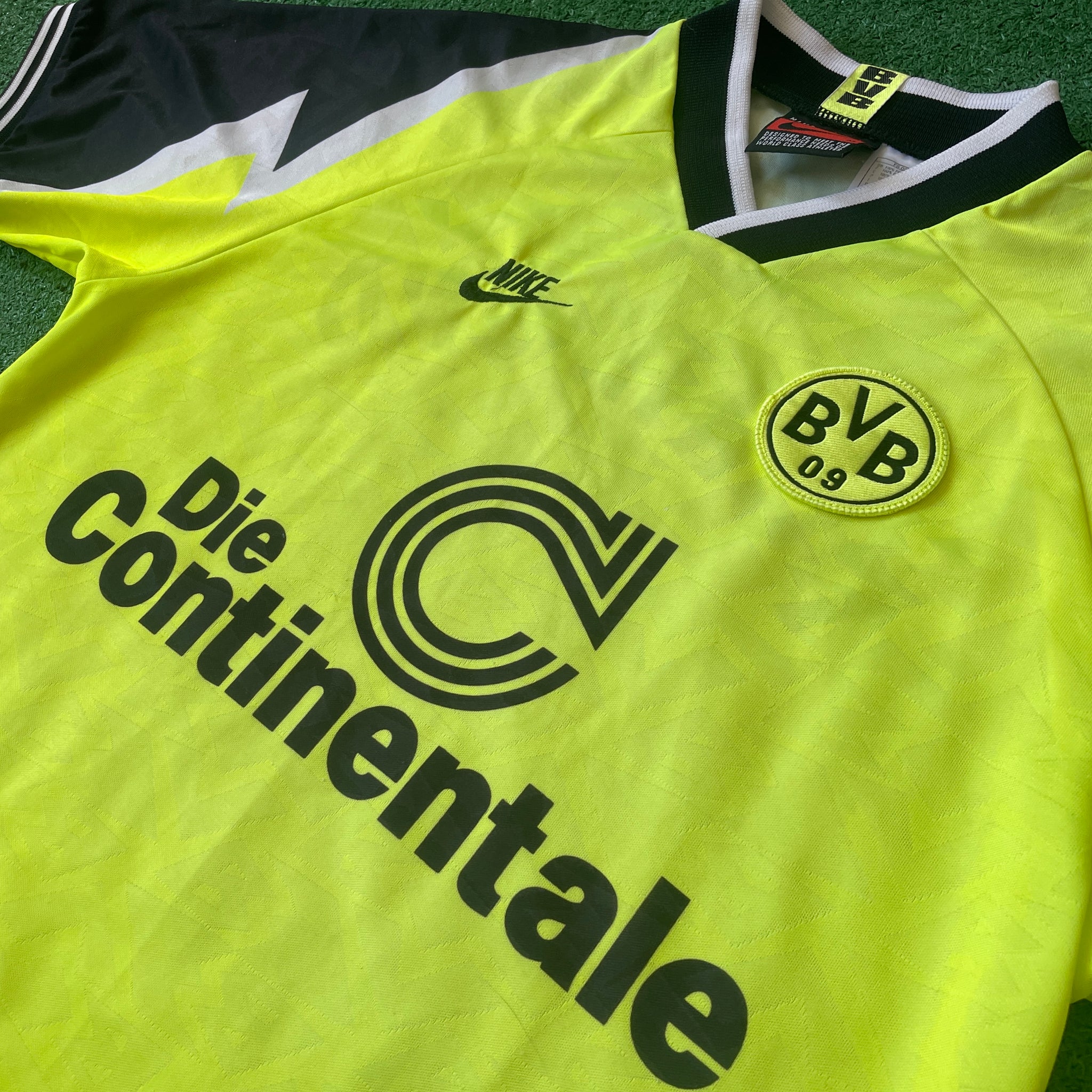 Vintage Nike Borussia Dortmund #9 Chapuisat 1995/96 Home Football Kit (M)