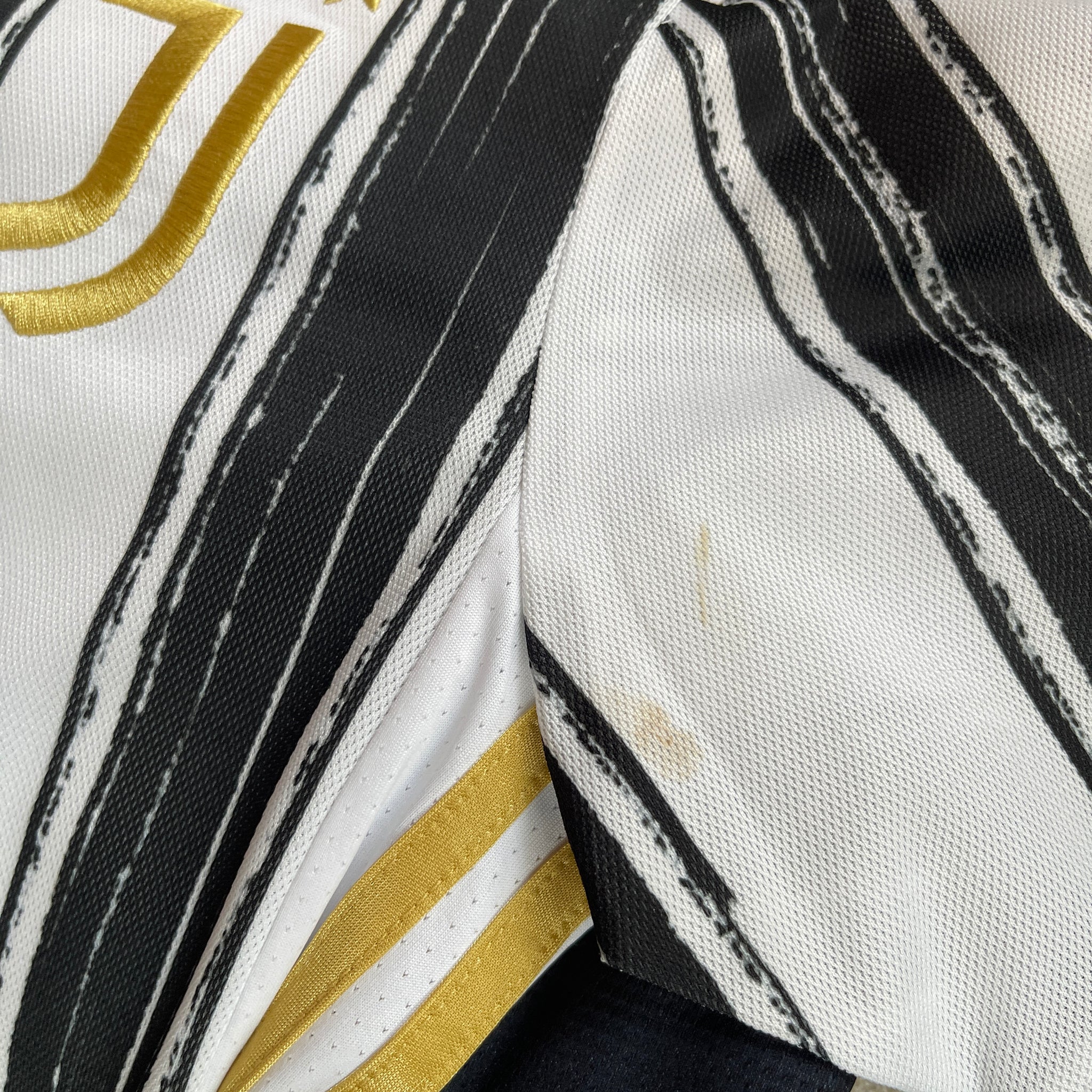 Adidas Juventus FC #22 Chiesa 2020/21 Home Football Kit (S)