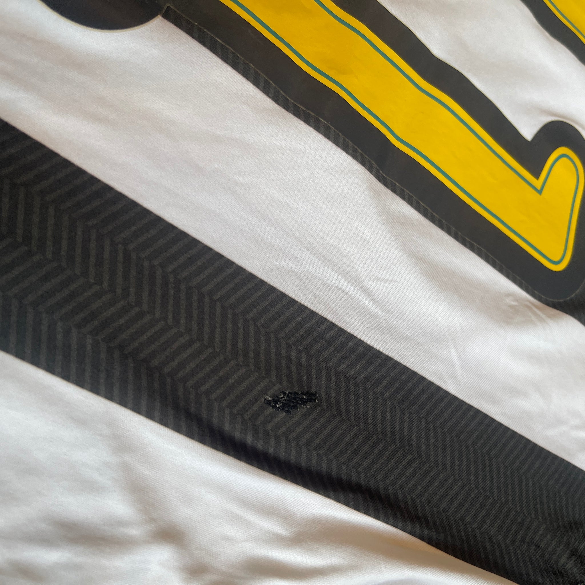 Umbro Santos #11 Neymar 2011 Cup Football Kit (M)